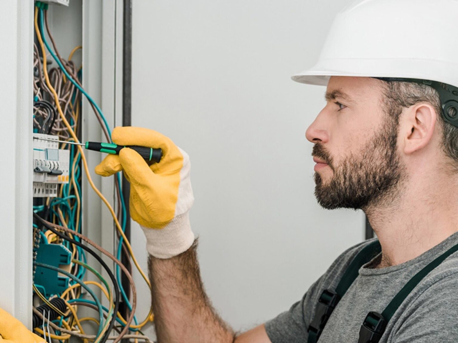 Técnico de Marbella Mantenimiento revisando un cuadro eléctrico o instalación de electricidad en un hogar en Marbella