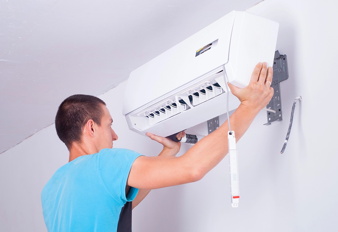 Técnico de la empresa reparando un electrodoméstico (ej. horno o lavadora) en un domicilio de Marbella