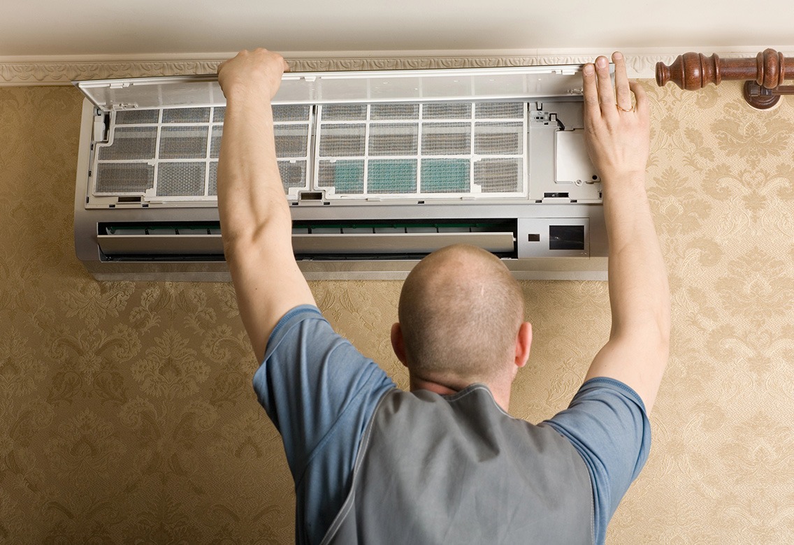 Técnico uniformado realizando servicio de mantenimiento eléctrico en un local comercial o restaurante en la Costa del Sol